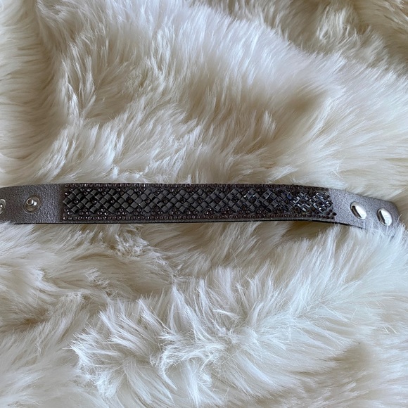 Gray Snap button closure cuff beaded bracelet. - Picture 2 of 4